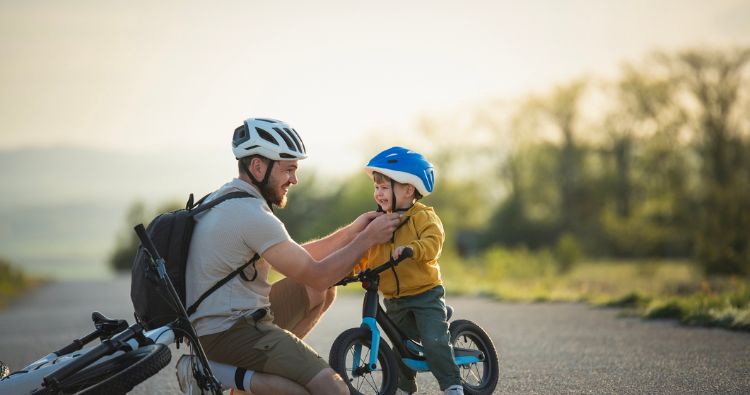 A mother shows her son an oak leaf.